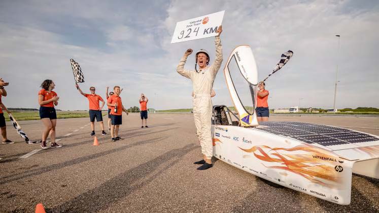 Vattenfall Solar Team viert het verbreken van een wereldrecord